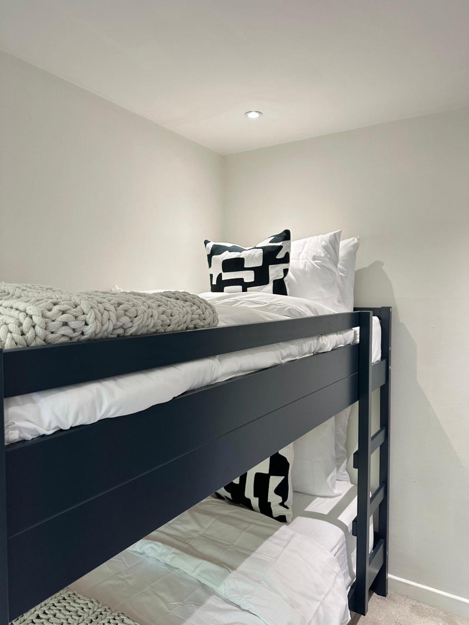 Holiday home Canal Mews - 1 Min From Trafford Centre And 2 Min M60! *